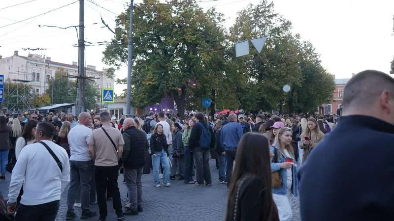(ФОТО) Близько 25 тисяч чернівчан та гостей Чернівців об'єднав концерт до дня міста