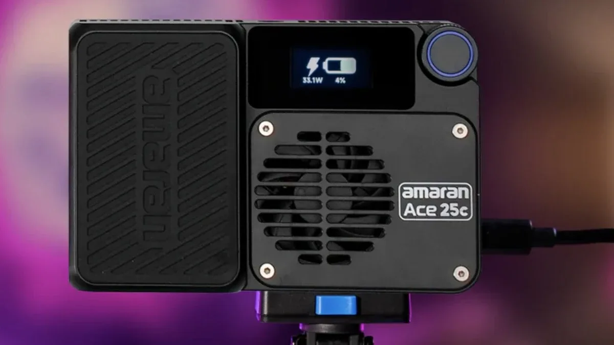 Задня панель amaran Ace 25c з цифровим екраном, решіткою кулера охолодження та підключеним кабелем зарядки USB-C