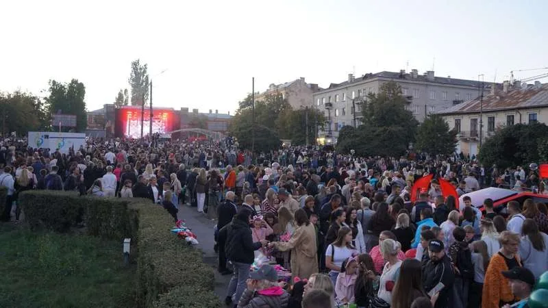 (ФОТО) Близько 25 тисяч чернівчан та гостей Чернівців об'єднав концерт до дня міста