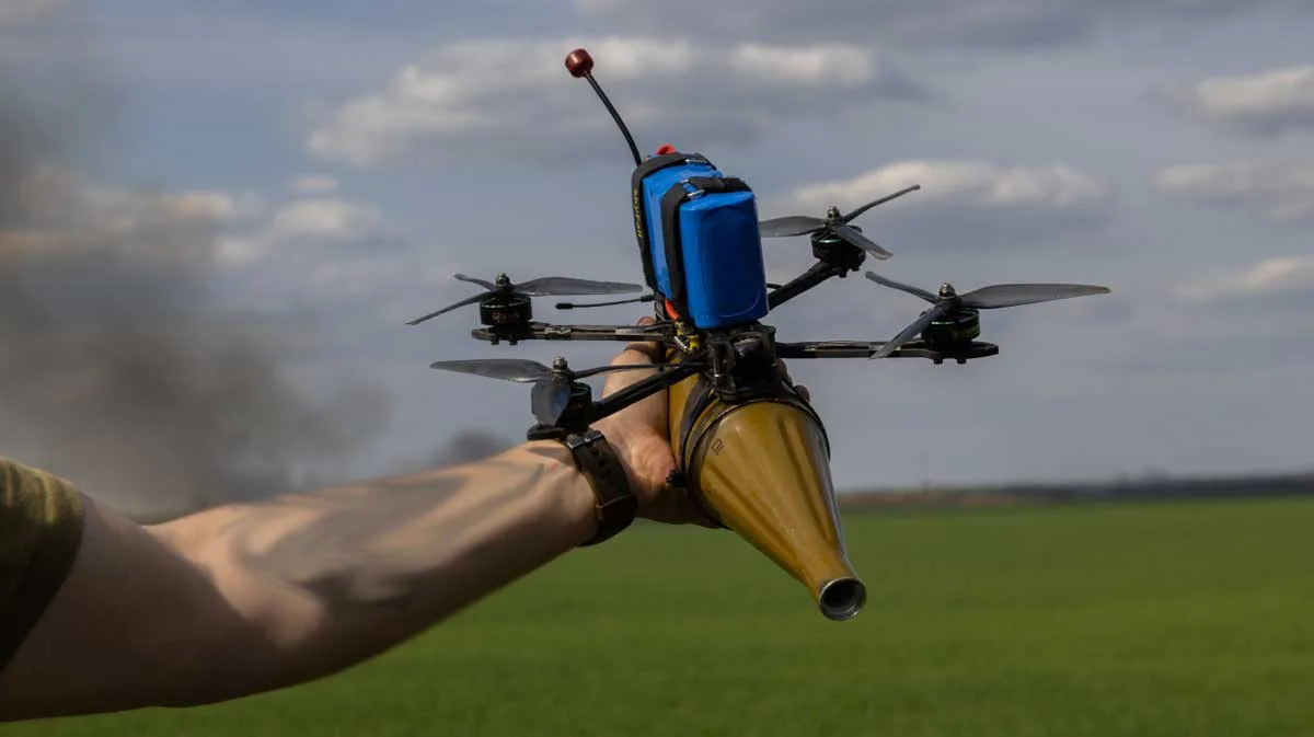 FPV-дрон в руці пілота