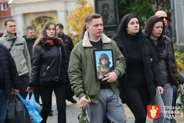 Залишилася трирічна донька: у Луцьку провели в останню дорогу воїна&nbsp;Артема Тютюнника (фото)