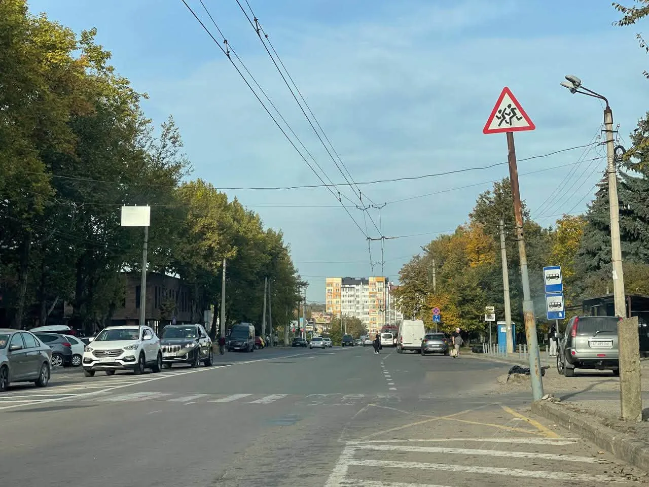 На зображенні може бути: трамвай, дорога і вулиця