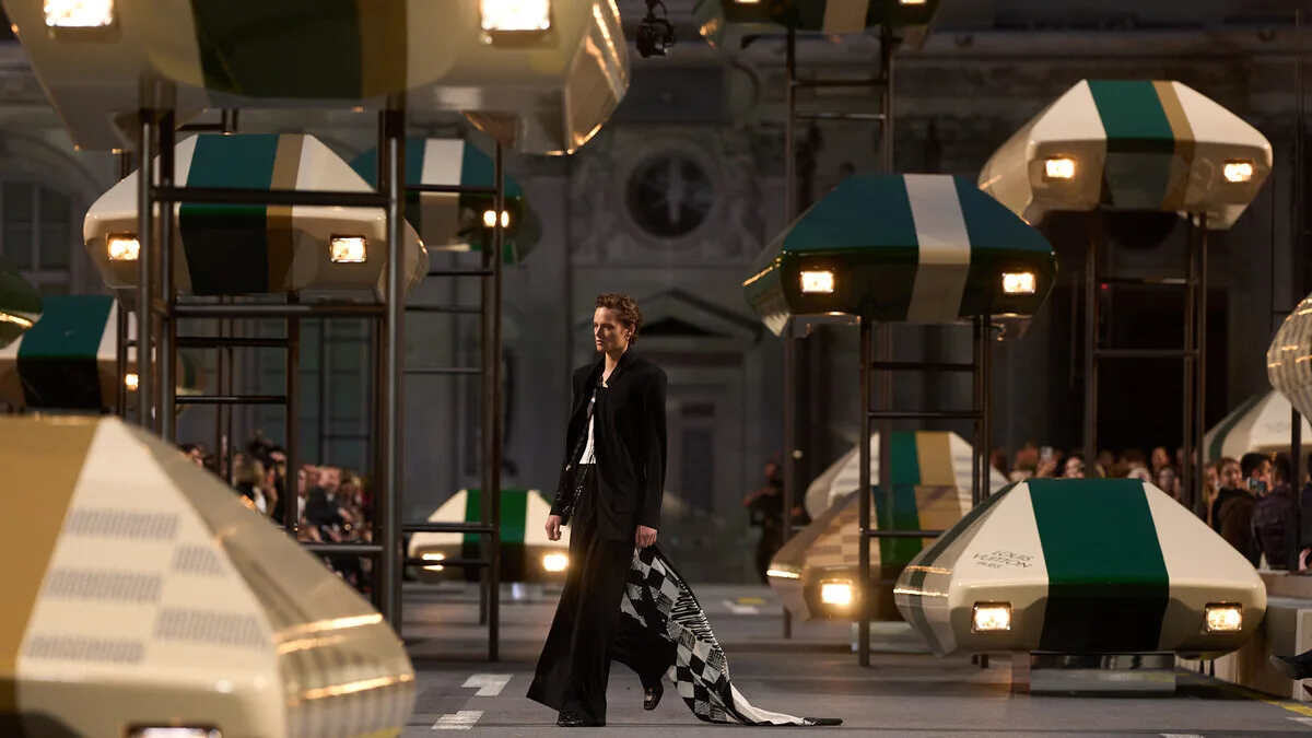 Мегаполіс майбутнього: Louis Vuitton завершив Тиждень моди в Парижі футуристичним шоу