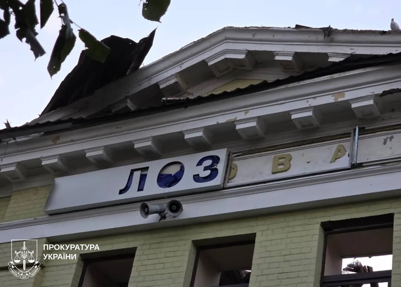 Майже добу триває російська масована атака на місто в Харківській області