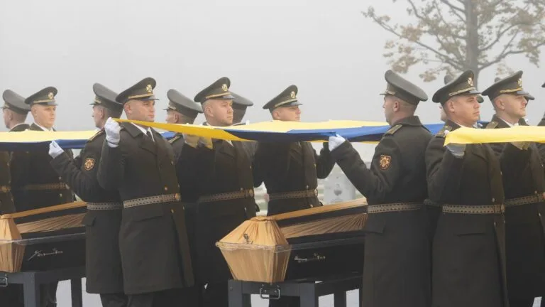 Військове меморіальне кладовище церемонія