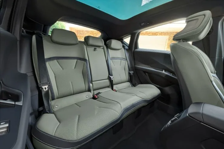 Автомобиль BMW iX4 2027 года