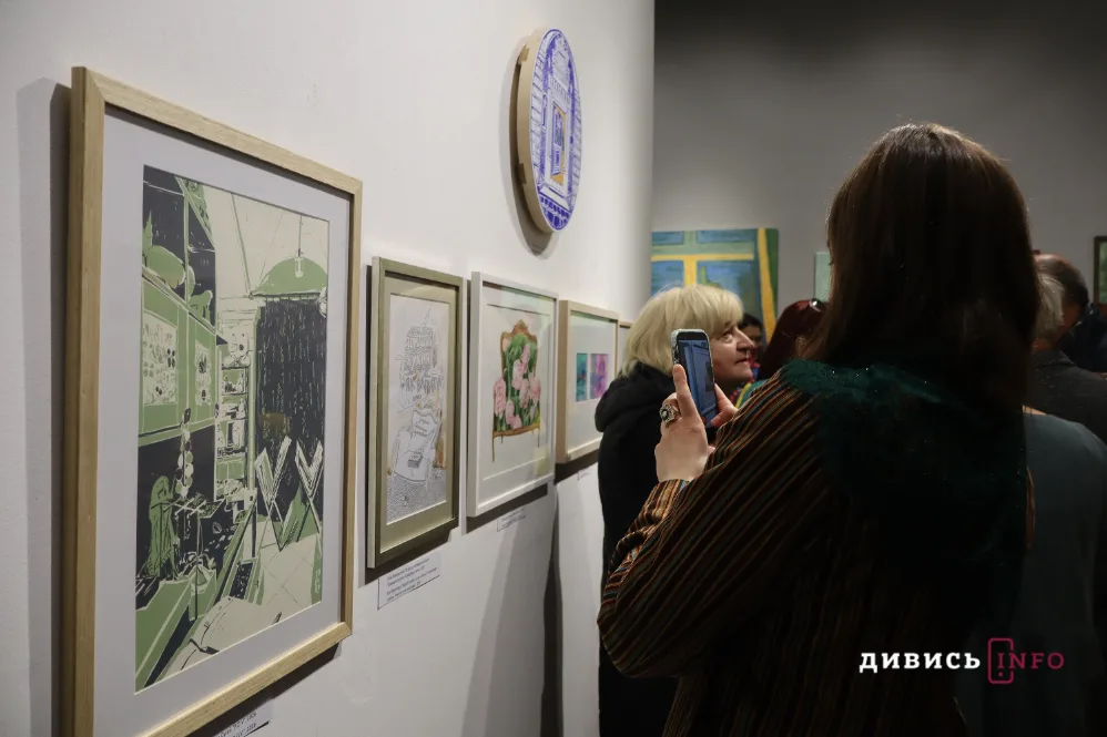 Зелена канапа, що об’єднала митців: у Львові відкрили виставку до 20-річчя галереї (фото) - 5