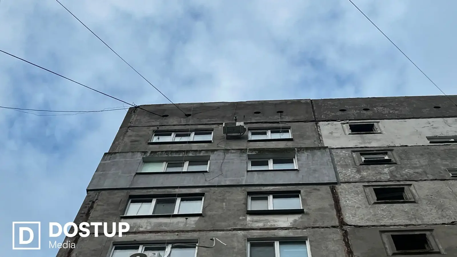 "Вітер свистить у квартирі": у Кропивницькому 78-річна жінка півтора місяця чекає на заміну вікна після обстрілу