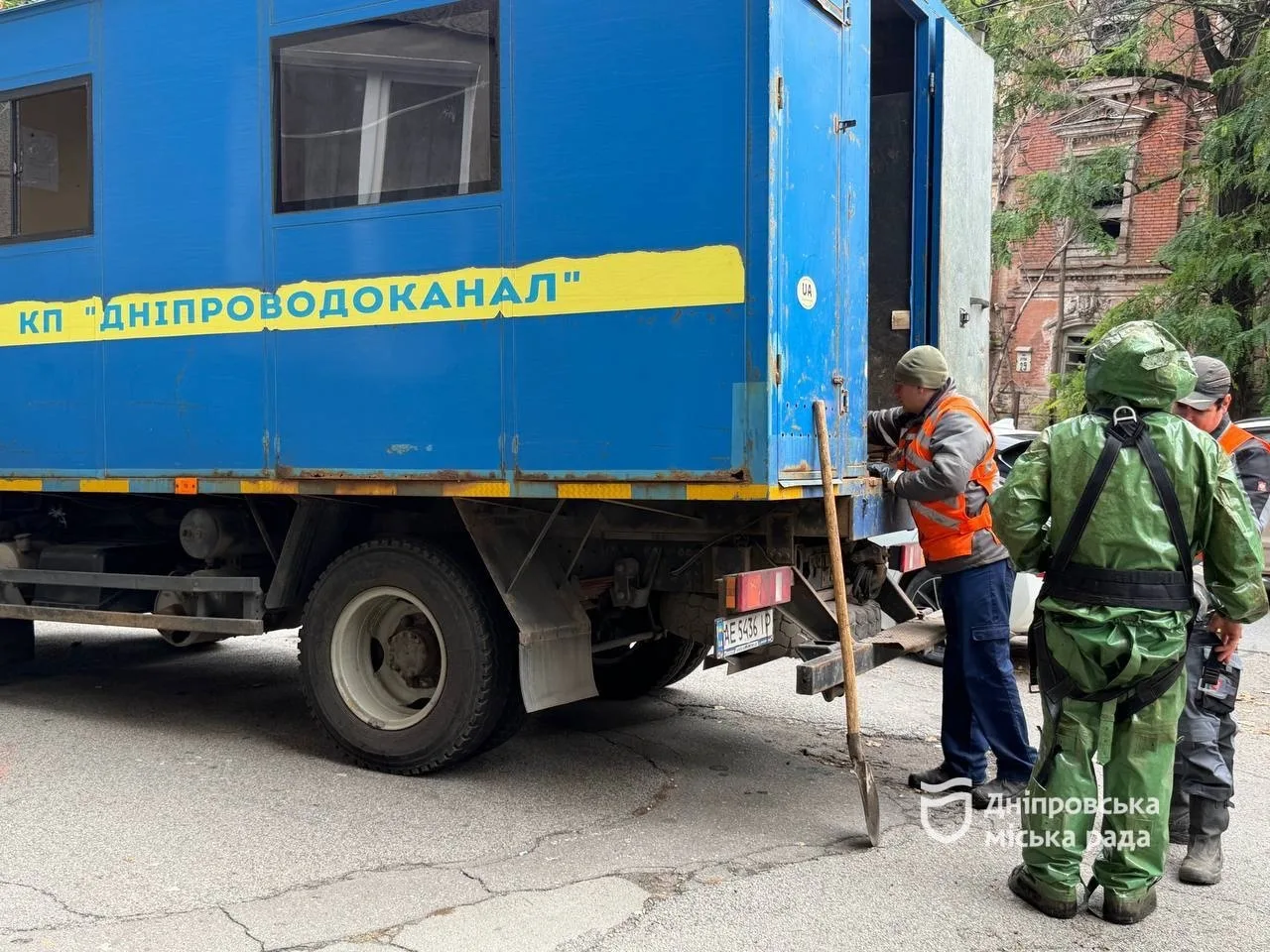 Дніпро підтримує надійність критичної інфраструктури: пошкодження водогонів і каналізації усувають 24/ 7