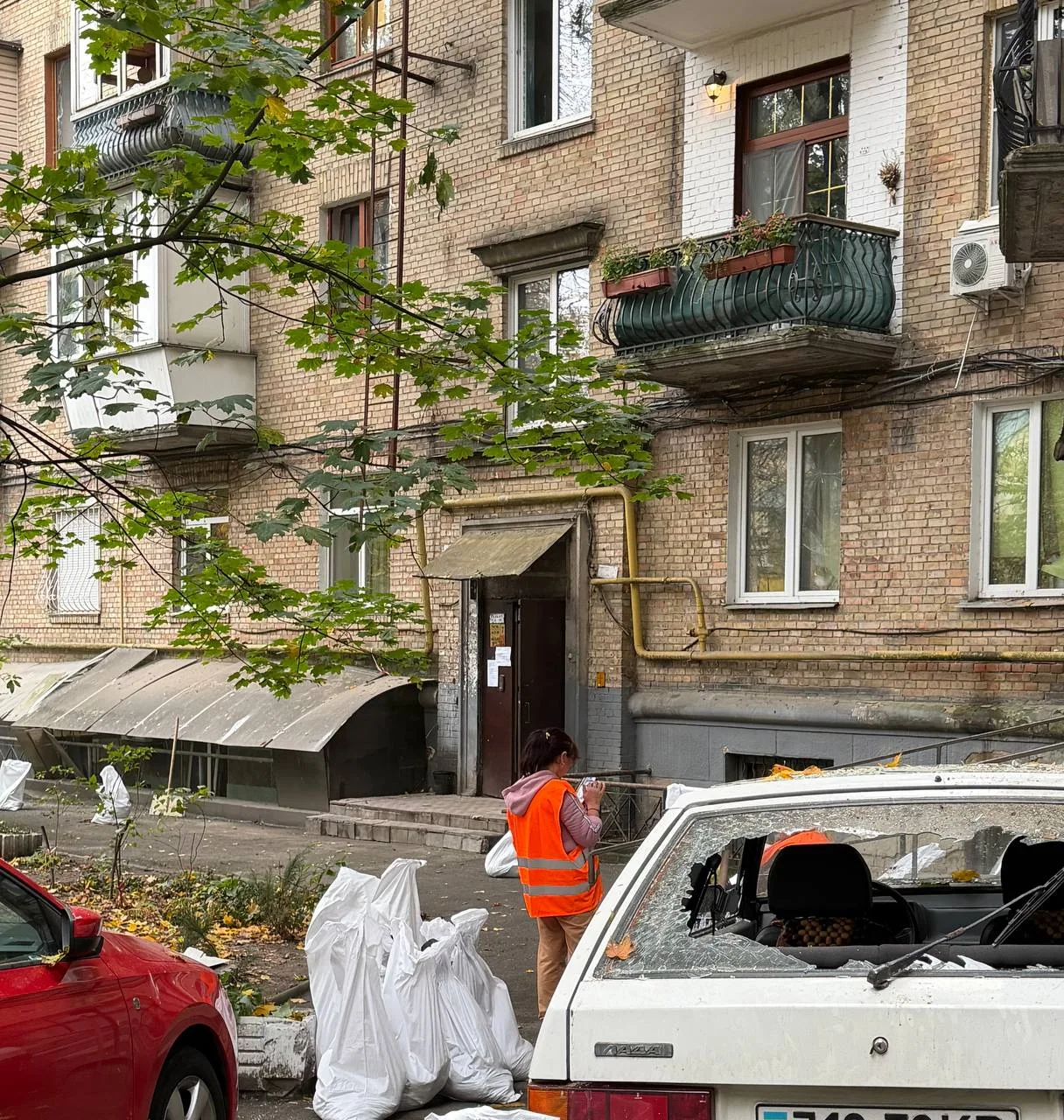 У Печерському районі розгорнули штаб допомоги постраждалим, триває ліквідація наслідків російського обстрілу (відео)