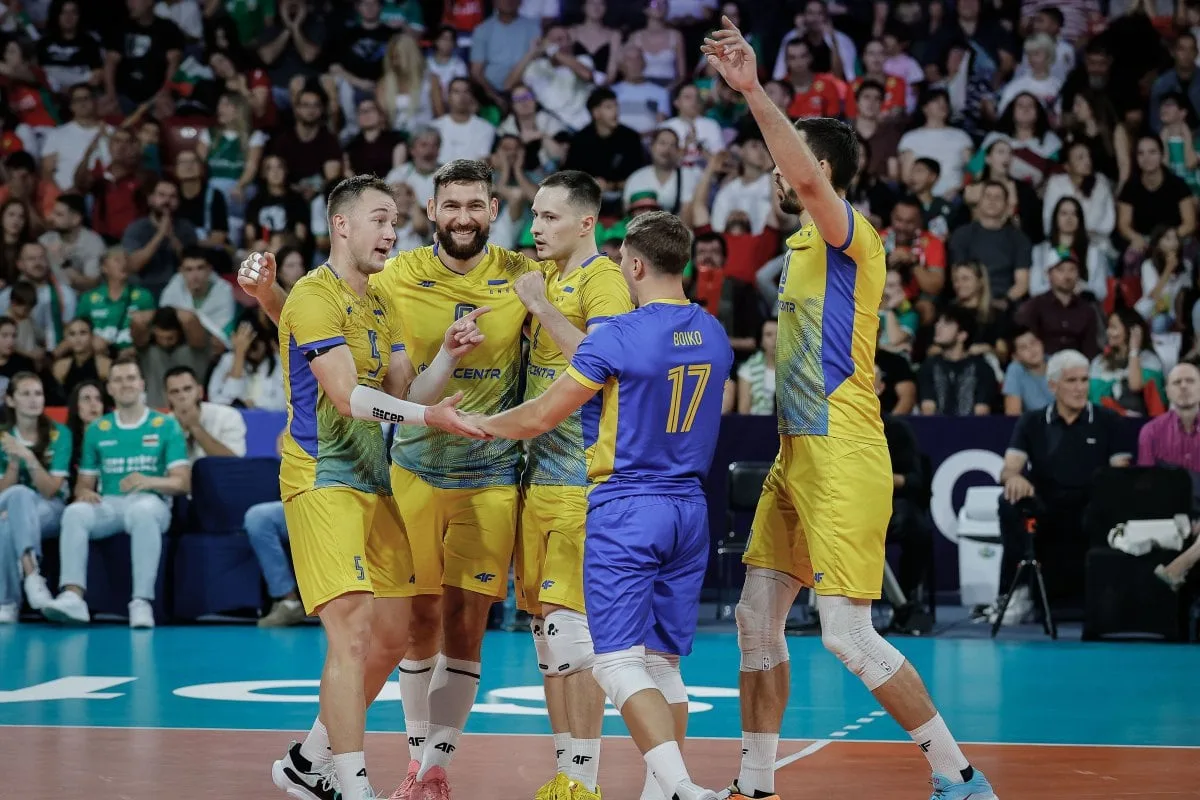 Плотницький (перший ліворуч) підказує партнерам під час паузи перед розіграшем