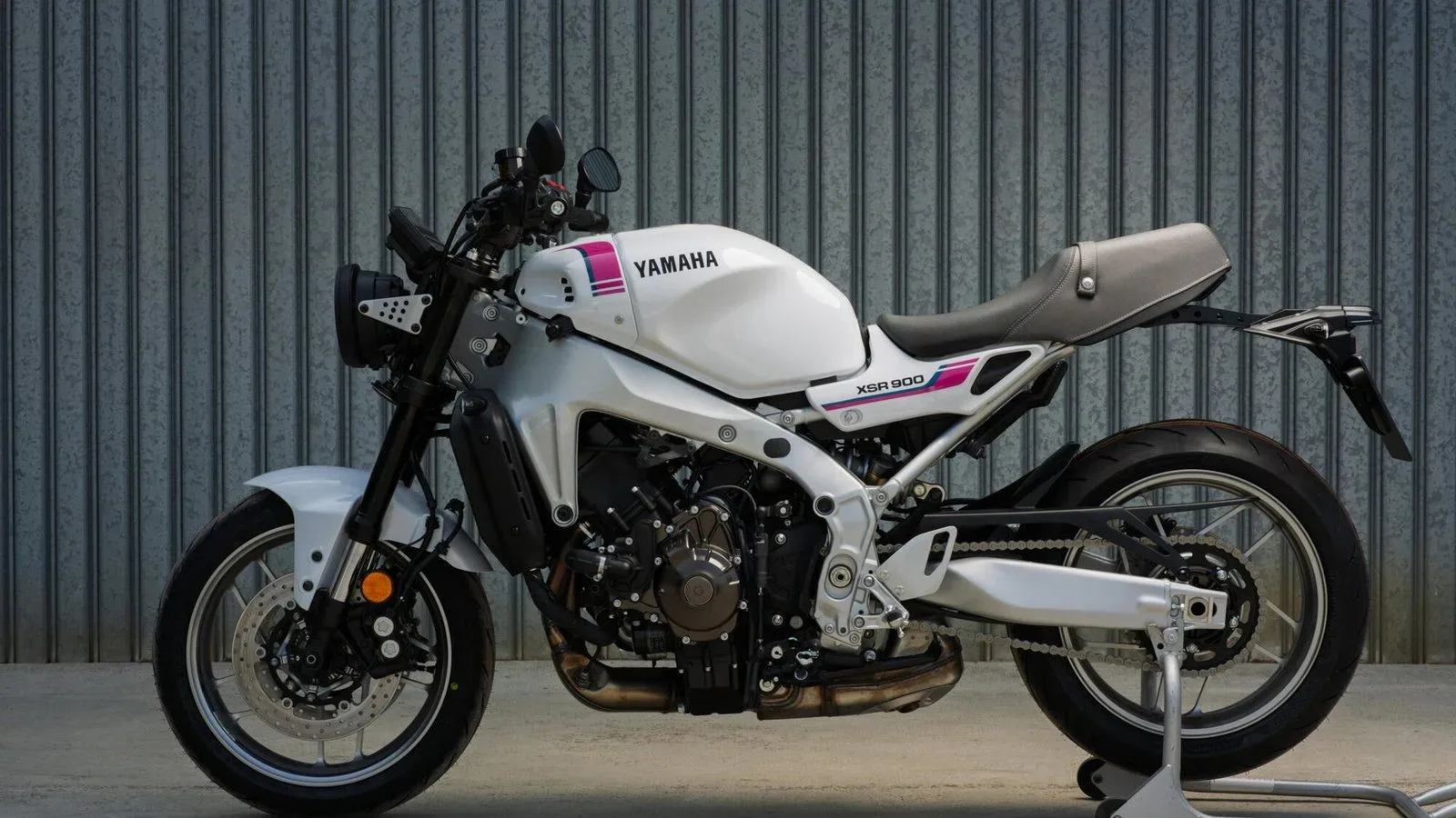 Yamaha оновила XSR900 новим кольором Neon White для 2027 року