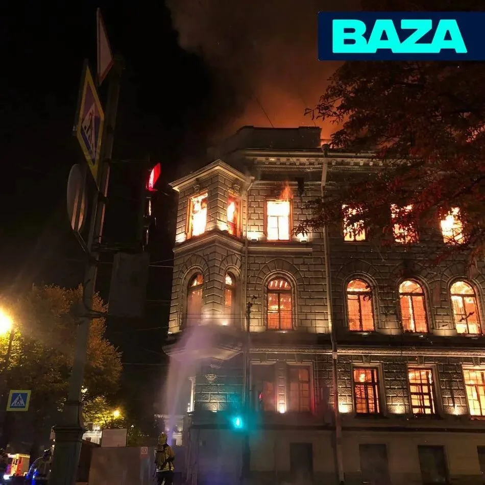 У петербурзі спалахнула масштабна пожежа в історичному маєтку Міллера