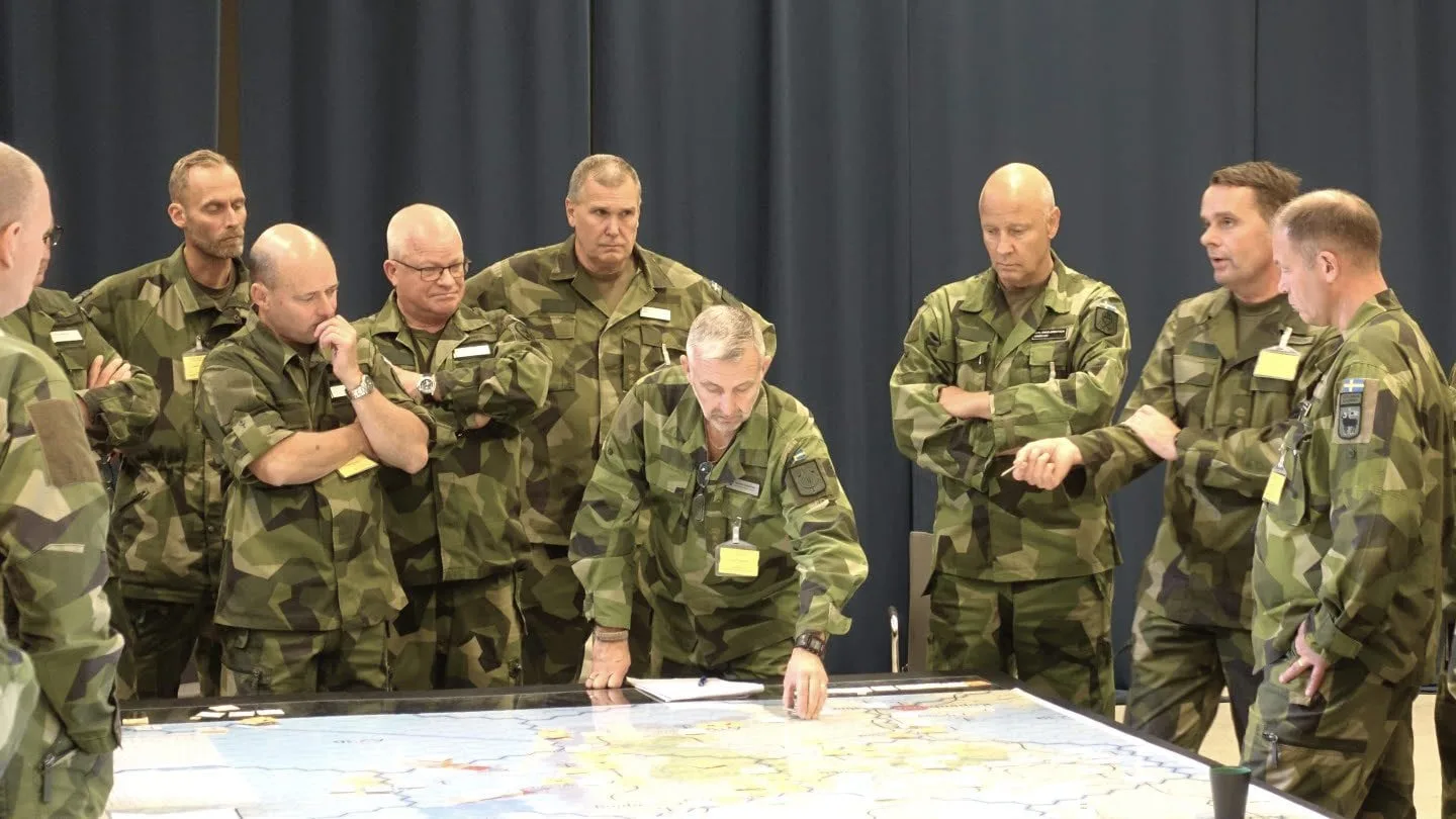Командувачі армій Збройних сили Швеції під час тренування злагодження бойових підрозділів. Шведська армія провела бойову гру,
яка мала на меті втілити «Доктрину сил оборони для спільних операцій », коли одночасно задіяні сухопутні сили армії, флот і повітряні сили. 