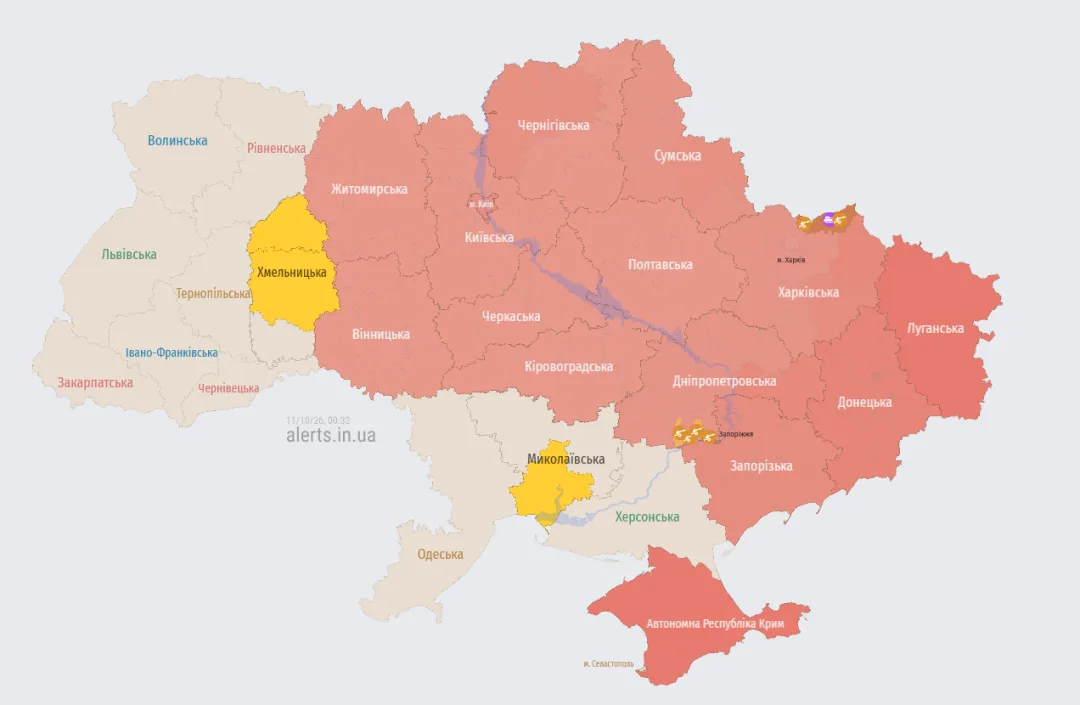 Актуальна мапа повітряних тривог станом на 00:32 / Джерело: https://alerts.in.ua/