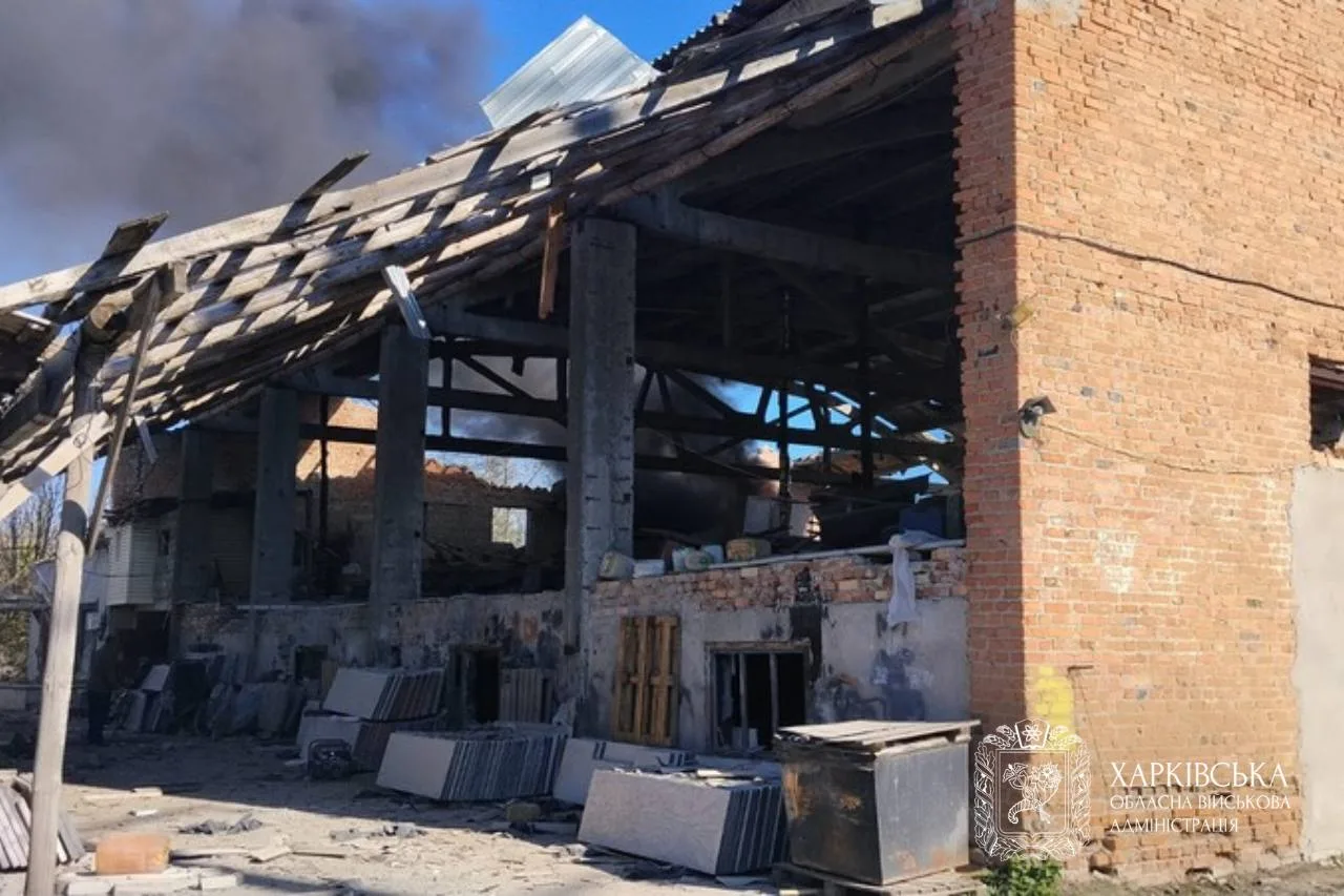 Росіяни вдарили ракетою по місту на Харківщині, загинула людина