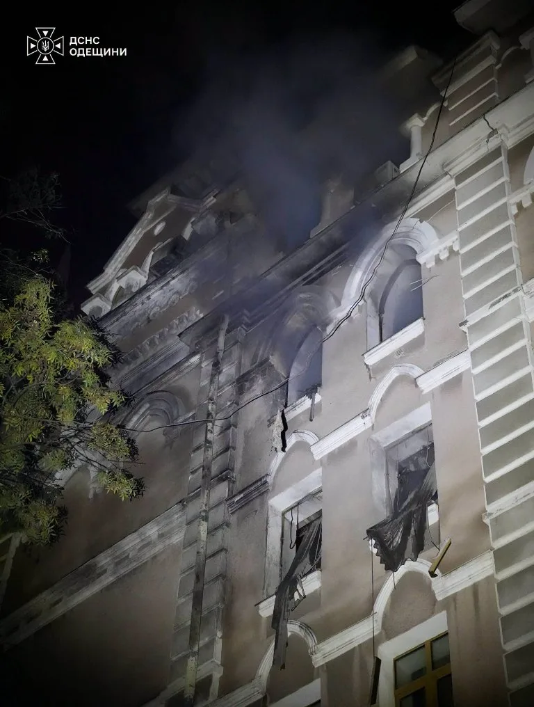В Одесі під час ліквідації пожежі пролунав вибух: постраждали рятувальники і медик