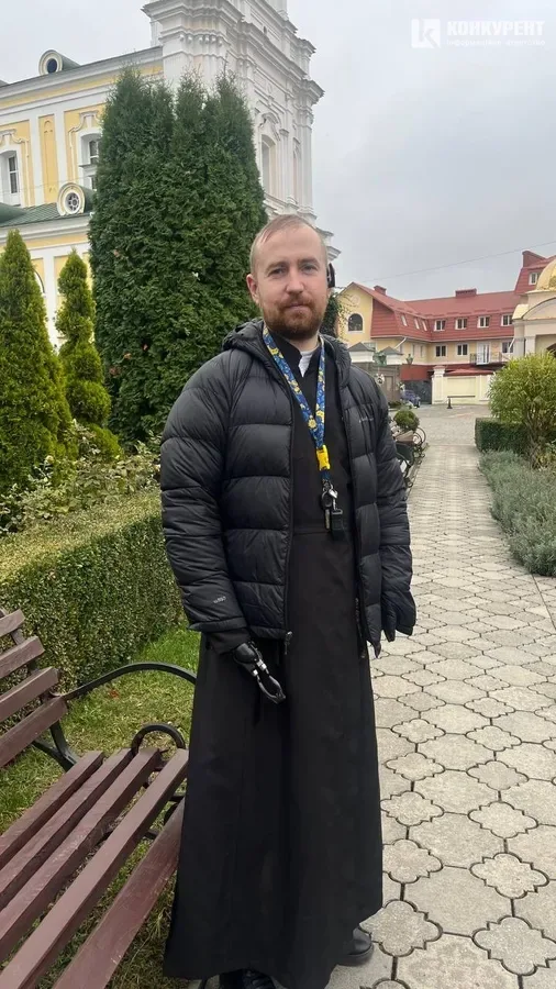 «Навчитися жити без рук – це складно»: історія художника і студента Волинської православної богословської академії (фото)
