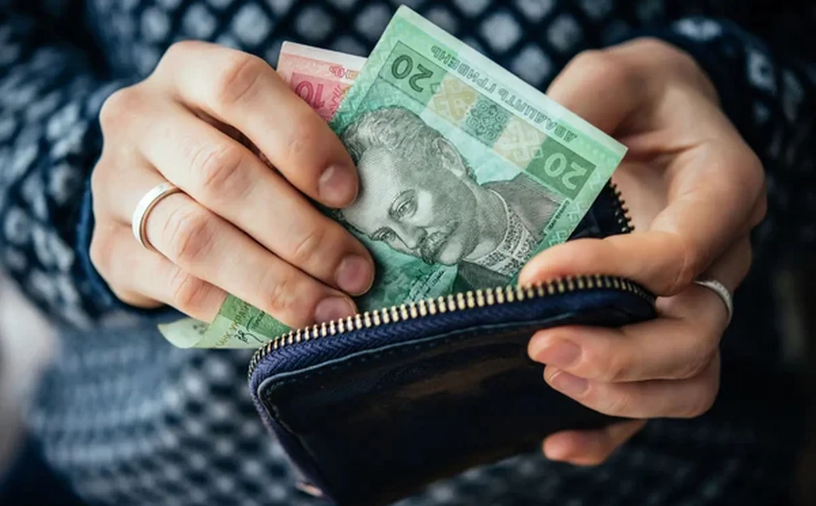 Дірка в бюджеті: чи вистачить грошей на пенсії та соцвиплати