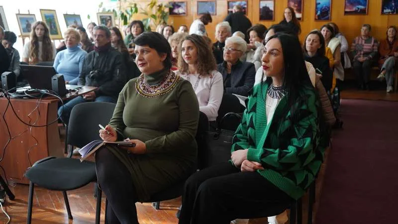 Бісерна етнореконструкція в сучасному інтер’єрі – буковинка із США презентувала нову книгу 