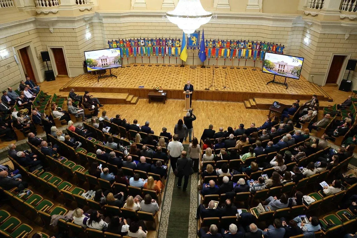 365 років ЛНУ: у Франковому університеті вшанували воїнів та відзначили науковців