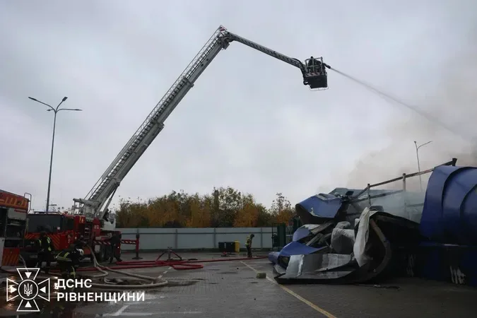 Масштабна пожежа та четверо постраждалих: наслідки атаки на «Епіцентр» на Рівненщині (фото)