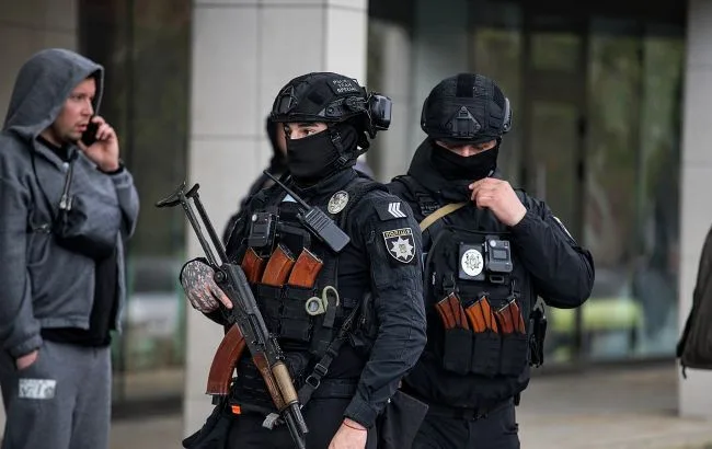 В Киеве произошла стрельба в здании ТЦК. Ранены полицейские и военные