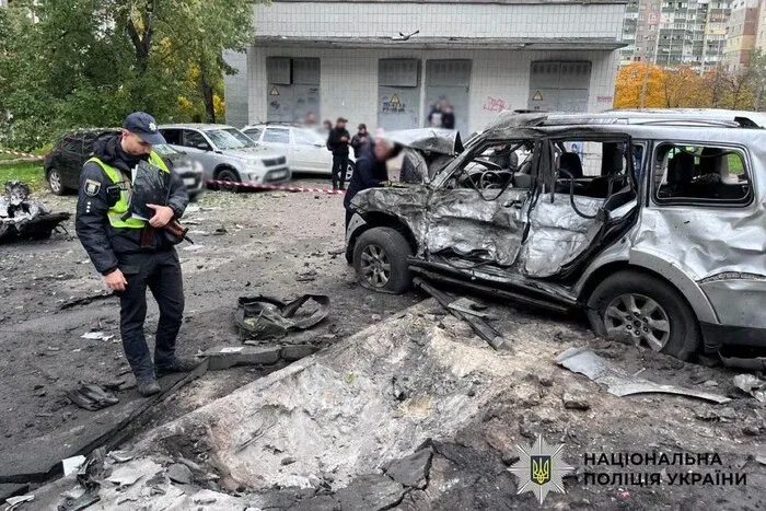 Вирва у дворі та розтрощені авто: наслідки падіння дрона в Деснянському районі (фото)