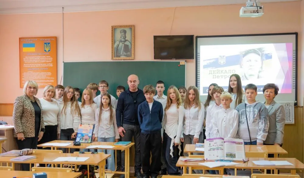 Міський голова Тернополя Сергій Надал вручив пам’ятний годинник сину загиблого воїна Петра Дейкала