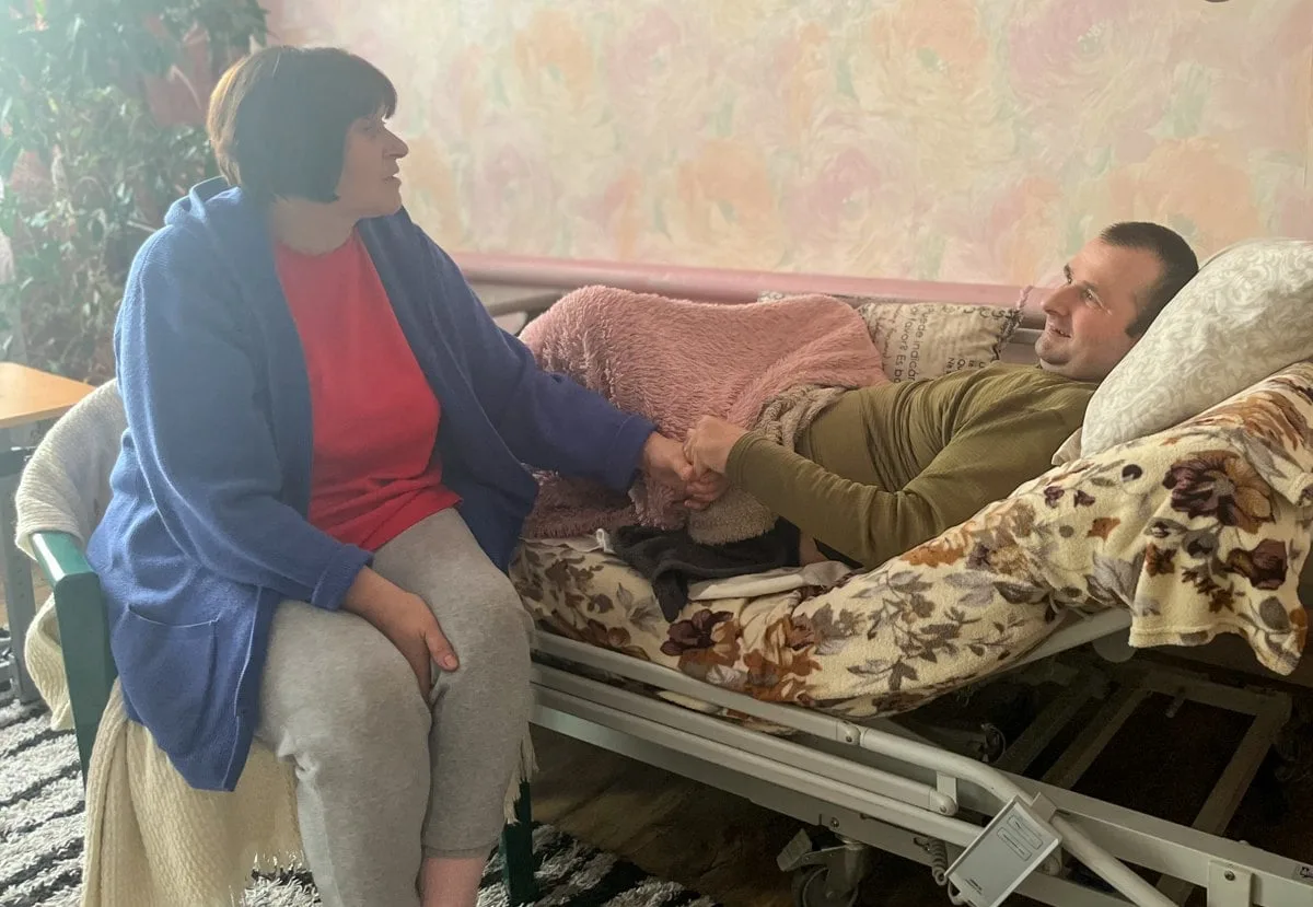 Людмила Горніцька розмовляє з братом Володимиром Фігурним. Будь-які реакції на слова – усмішка чи сум –важливий знак прогресу в реабілітації