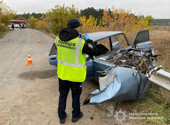 На Тростянеччині автівка врізалася у відбійник на мосту: двоє загиблих