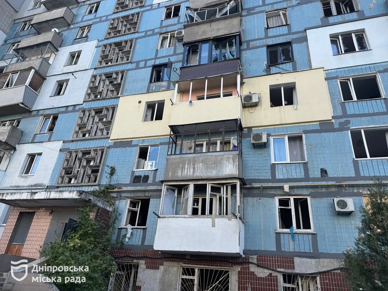 У Дніпрі внаслідок атаки рф ввечері 10 жовтня пошкоджено будинки, поліклініку та заклад освіти. Ліквідація наслідків триває - 11.10.2026