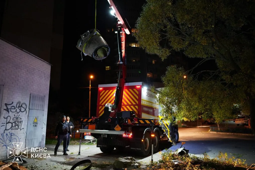 На столичній Оболоні сапери вилучили бойову частину балістичної ракети (фото, відео) На столичній Оболоні сапери вилучили бойову частину балістичної ракети (фото, відео)