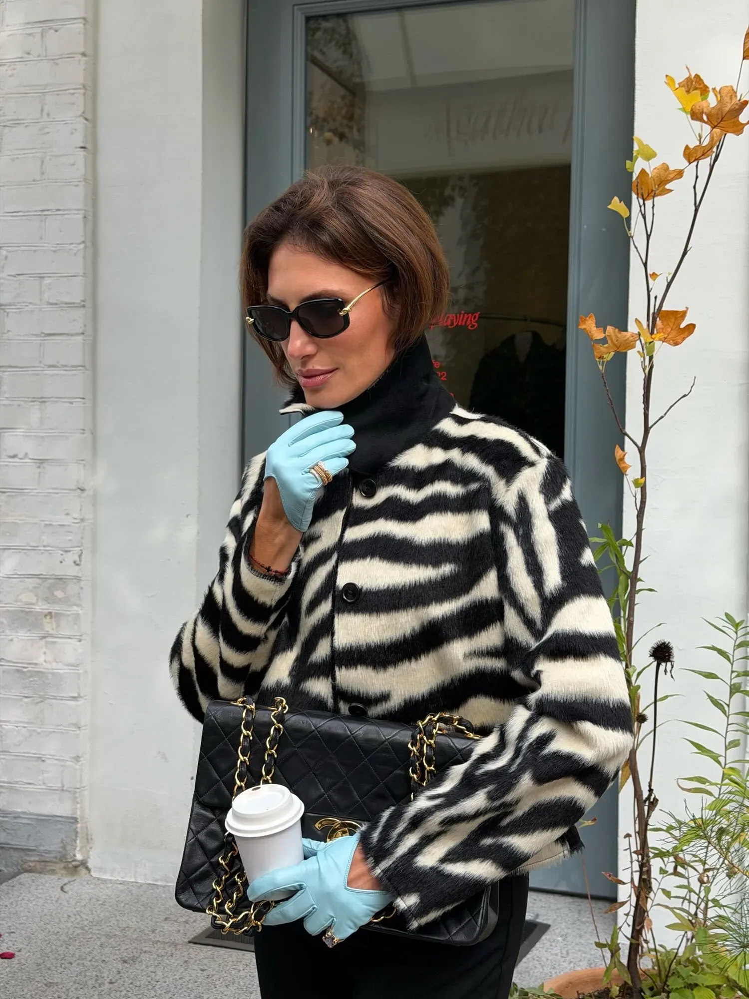 Дружина Тігіпка показала, як можна носити блакитні рукавички цієї осені