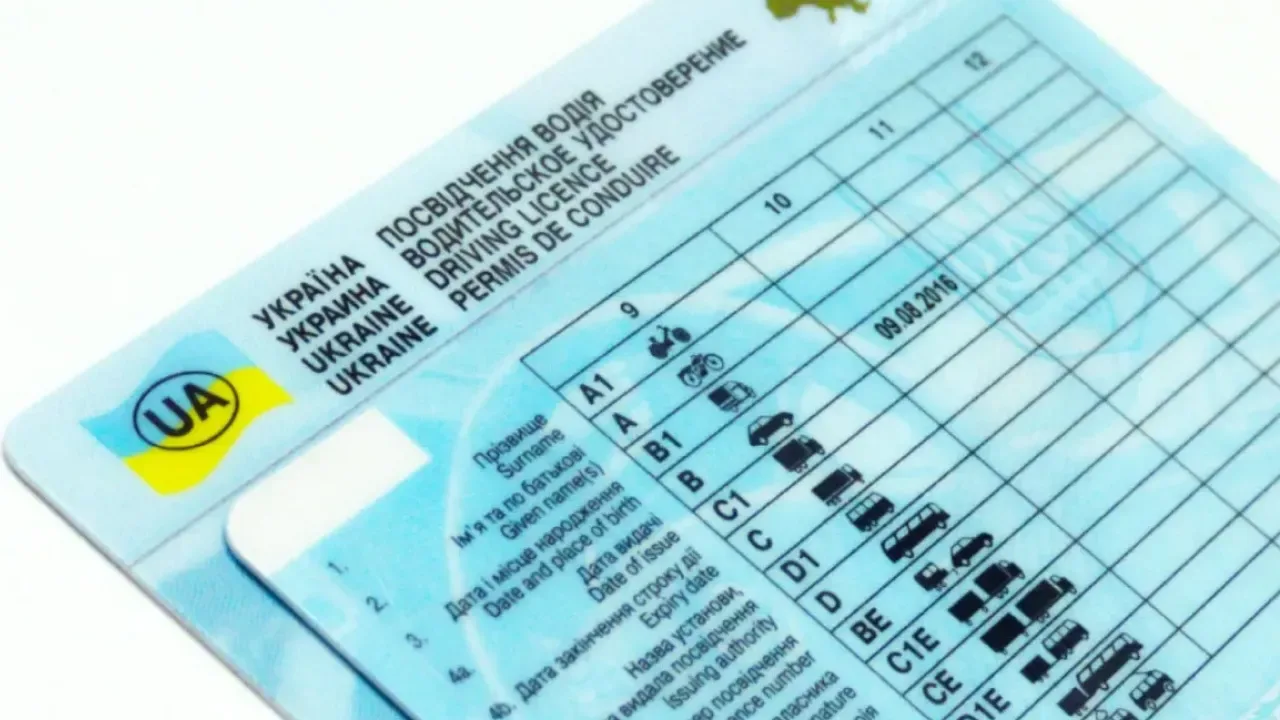 Права на вантажівки та причепи видаватимуть по-новому: Кабмін скасував вимогу про стаж