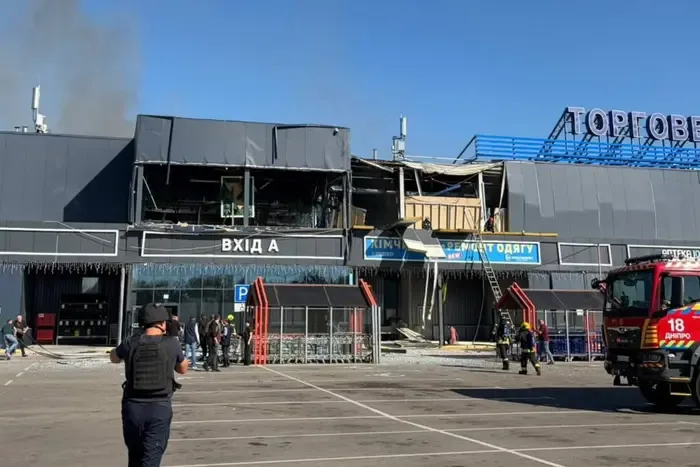 Росія вдарила по «Епіцентру» в Дніпрі: є загиблий