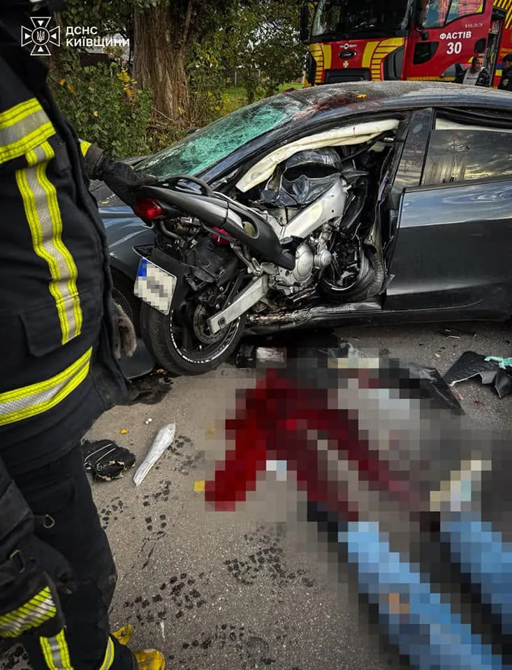 У Фастові зіткнулися автомобіль та мотоцикл: двоє загиблих, серед поранених діти