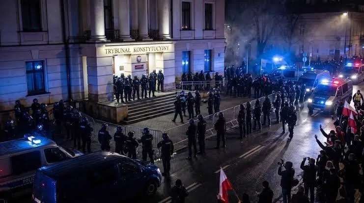 У Варшаві протестувальники штурмують Конституційний трибунал