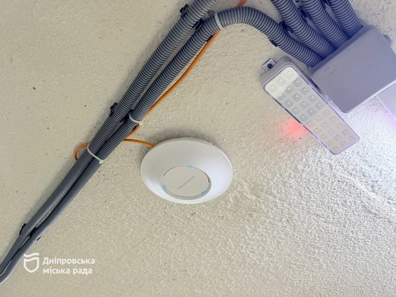 Стабільний інтернет в укриттях і класах: у Дніпрі вдосконалюють Wi-Fi у закладах середньої освіти - 15.10.2026