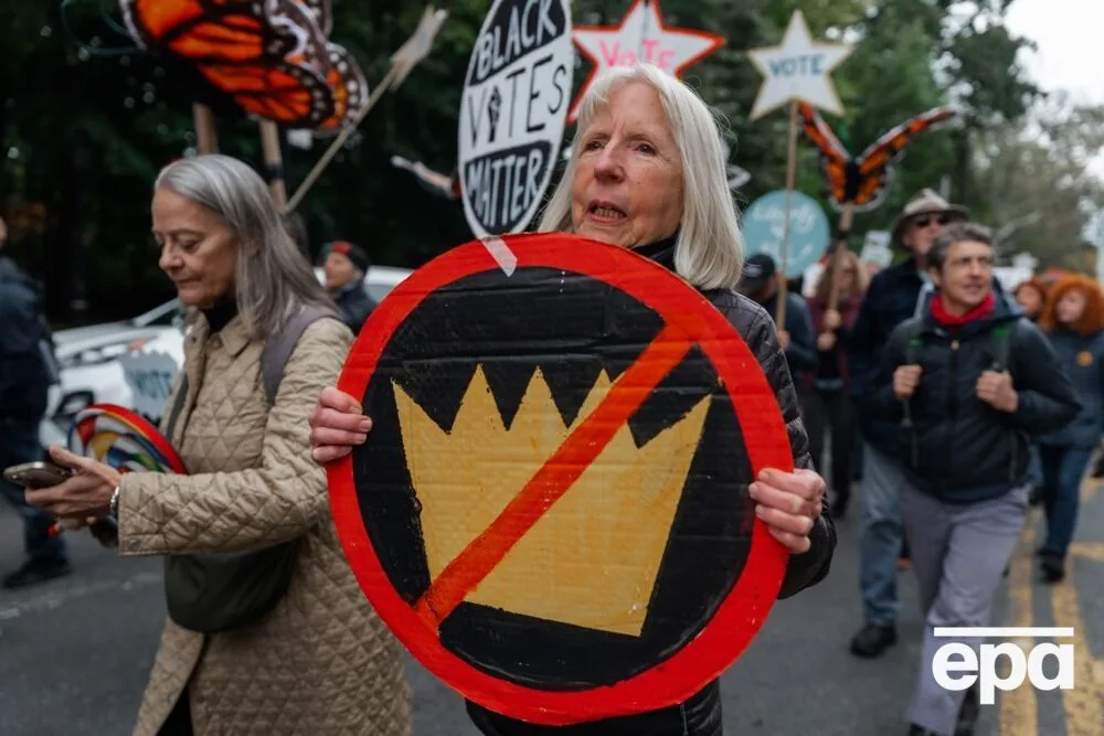 ''Ні королям''. У США відбулися мітинги проти Трампа, учасників закликали голосувати достроково