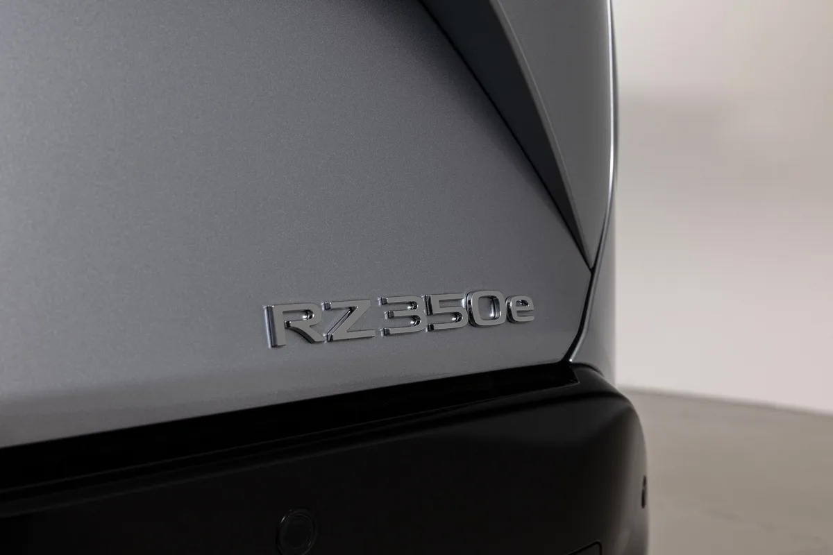 Шильдик RZ350e на кузове