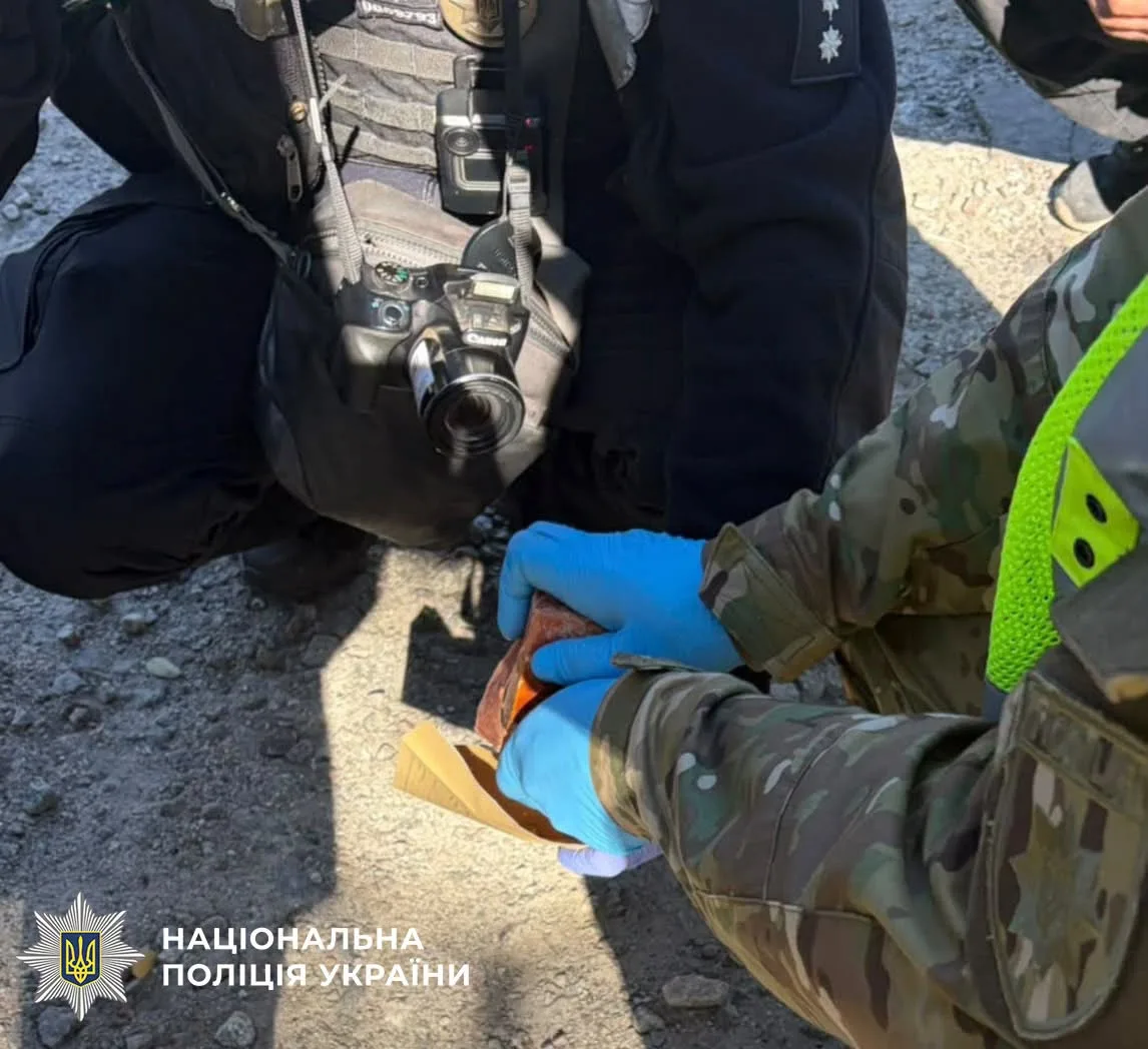 У Святошинському районі поліцейські затримали чоловіка, який ходив вулицями міста із тротиловою шашкою в кишені