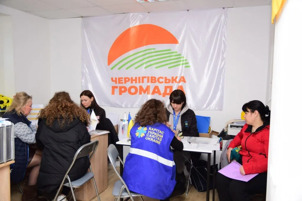 Благодійні фонди спільно з Чернігівською громадою підтримують переселенців, зокрема гуманітарною та правовою допомогою.
