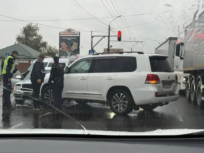 На Ковельській у Луцьку влупились дві автівки – утворився затор (фото)