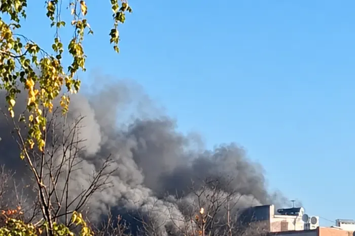 Окупанти вдарили по багатоповерхівці у Харкові: зруйновано верхні поверхи (оновлено)
