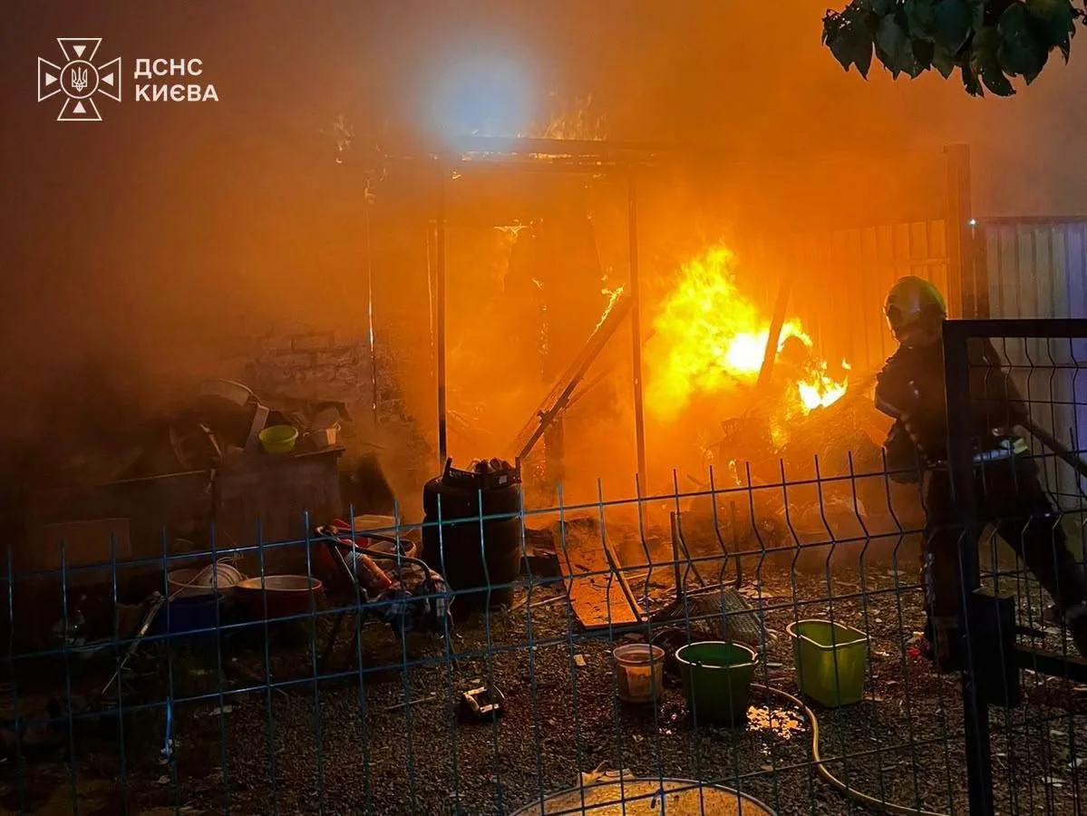 Внаслідок чергового обстрілу рф стались пожежі у Шевченківському та Солом'янському районах (фото, відео)