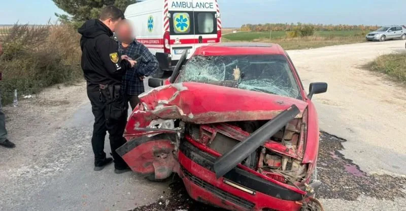 На Тернопільщині легковик в'їхав у припарковану вантажівку: травмована жінка