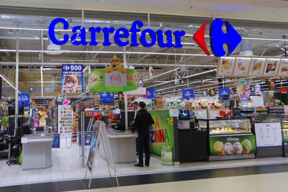 Carrefour потеряла более €2 млрд капитализации из-за массовых протестов и погромов во Франции