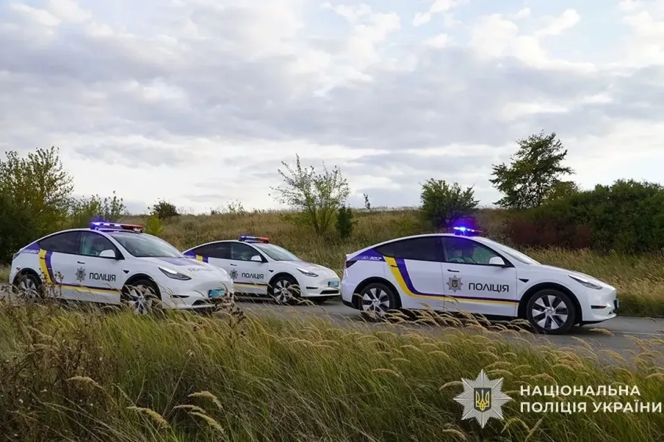 Енергонезалежна поліція: на Тернопільщині впроваджують інноваційний проєкт з використанням електрокарів Tesla