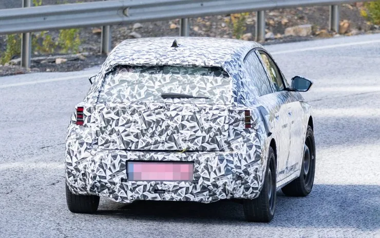 Peugeot вывел на испытания модель E-208